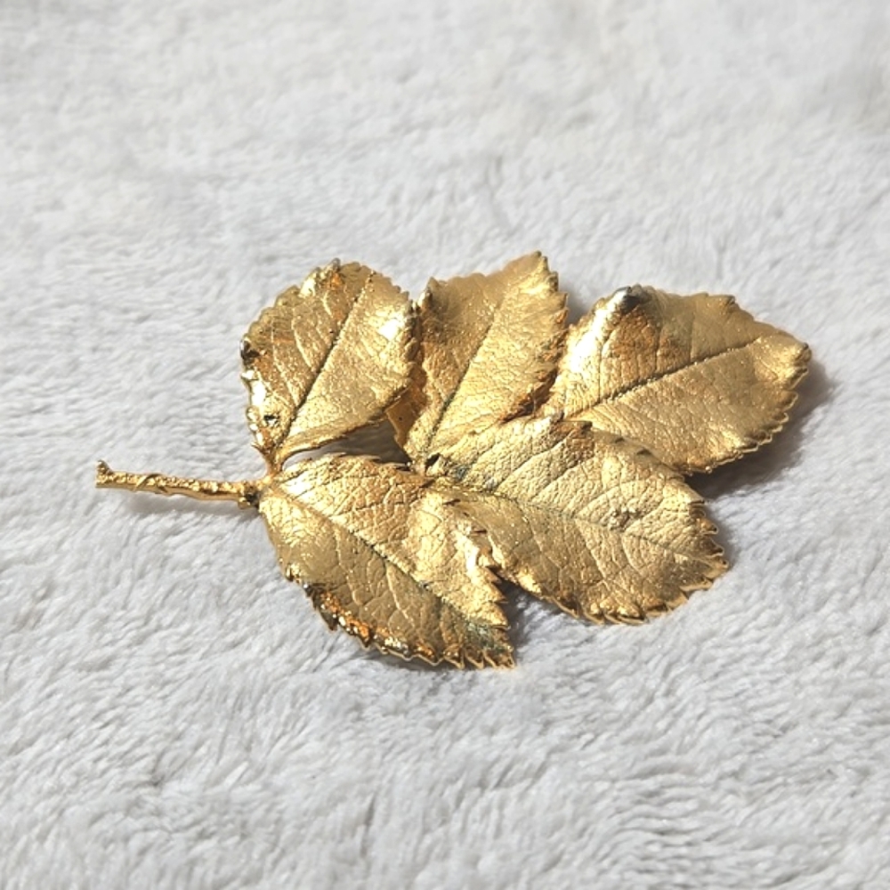 #507 VINTAGE gold tone leaf